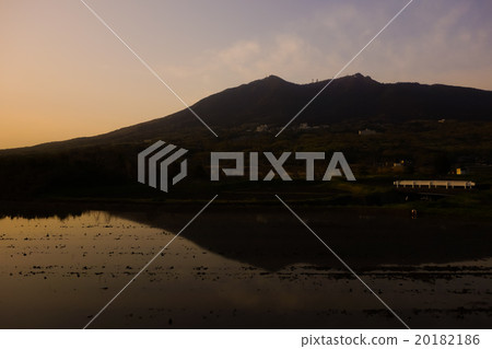 在黃昏的筑波山在稻田 20182186