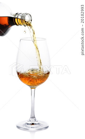 pour whisky into glass pour whisky into glass 20182993