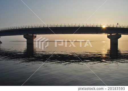 在水Asahi牡蠣架子上彎曲的橋樑 20183593