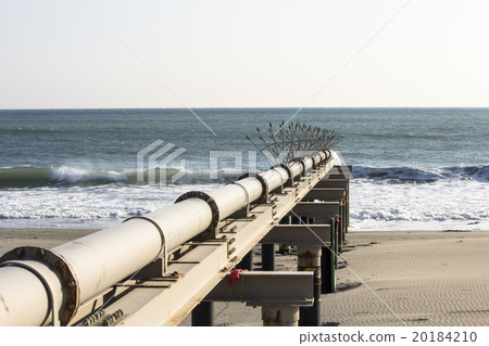 靜岡縣福田漁港在朝日海岸的沙子旁路系統,沙子流動的海水從排放口向海洋排放 靜岡縣福田漁港在朝日海岸的沙子旁路系統,沙子流動的海水從排放口向海洋排放 20184210