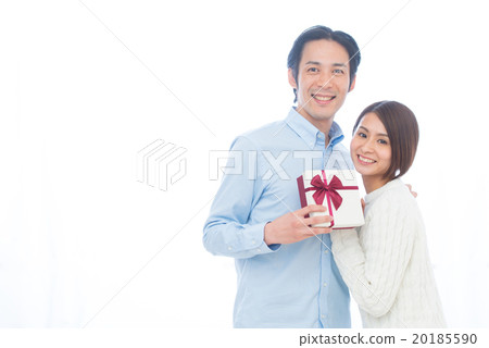 Married couple lifestyle present 20185590