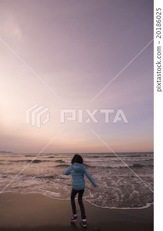 Dusk coast and children (play with the waves) Dusk coast and children (play with the waves) 20186025