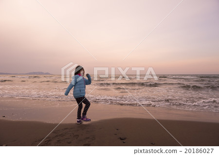 Dusk coast and children (walking energetically) 20186027