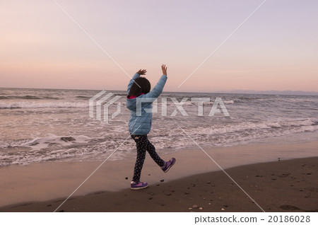Dusk coast and children (battle) 20186028