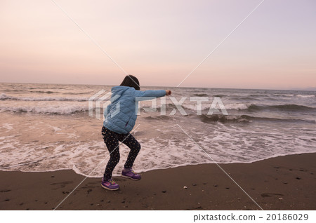 Dusk coast and children (play with the waves) 20186029