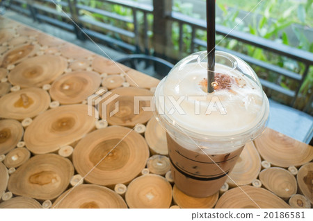 Coffee mocha into a plastic glass 20186581