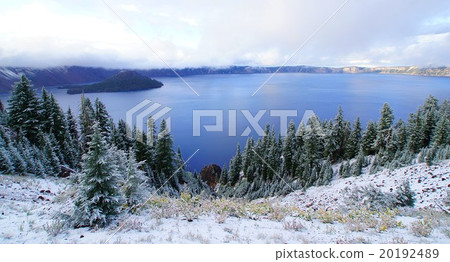 美國俄勒岡州雪火山湖國家公園的風景 20192489