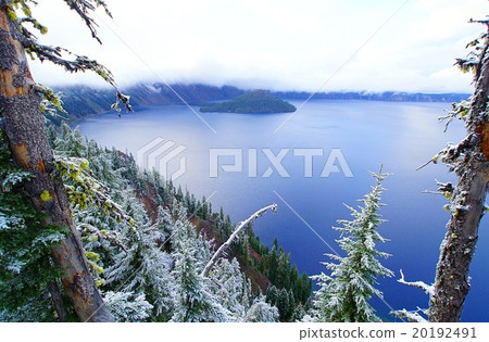 美國俄勒岡州雪火山湖國家公園的風景 20192491