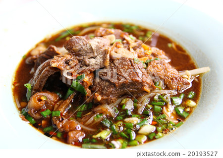 thai pork noodle thicken soup 20193527