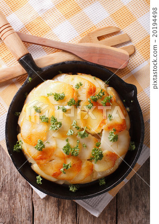 Homemade baked potatoes in a pan close-up 20194498