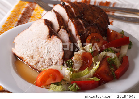 roasted turkey breast and fresh vegetables 20194645