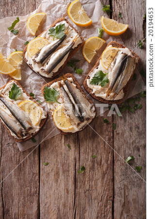 Sandwiches with sprats, cream cheese and lemon 20194653
