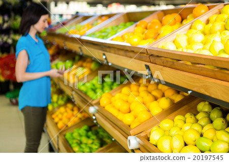Portrait of a smiling woman doing shopping 20197545