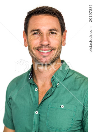 Smiling man looking at the camera 20197885