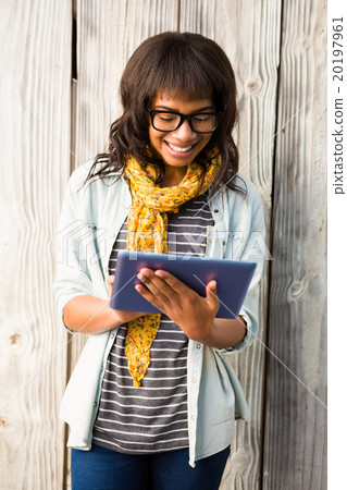 Smiling casual woman using her tablet 20197961