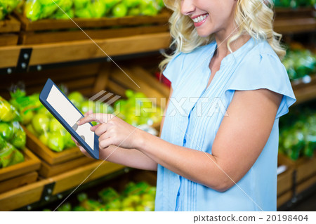 Smiling woman using tablet 20198404