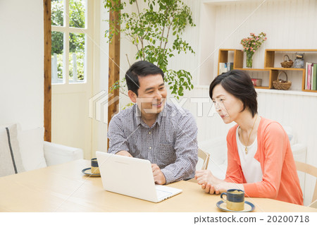 經營個人電腦的中間夫妻 經營個人電腦的中間夫妻 20200718