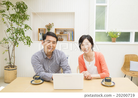 經營個人電腦的中間夫妻 經營個人電腦的中間夫妻 20200719
