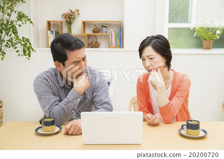 Middle couples who operate personal computers Middle couples who operate personal computers 20200720