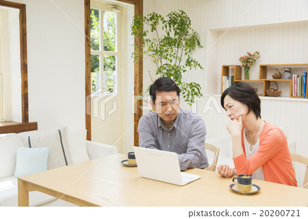 Middle couples who operate personal computers Middle couples who operate personal computers 20200721