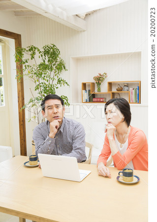 經營個人電腦的中間夫妻 經營個人電腦的中間夫妻 20200723