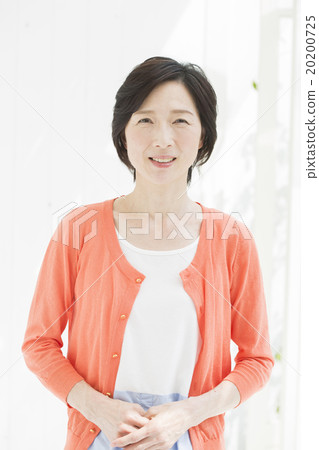 肖像中間婦女 20200725