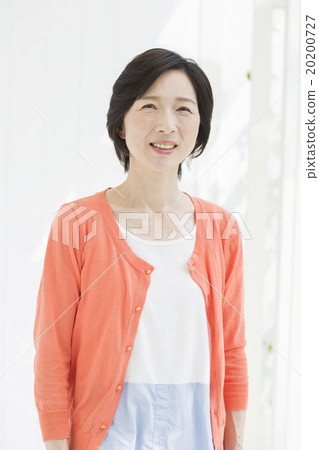 肖像中間婦女 肖像中間婦女 20200727