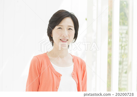 肖像中間婦女 肖像中間婦女 20200728