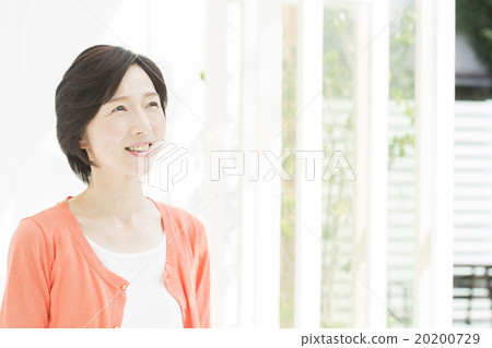 肖像中間婦女 肖像中間婦女 20200729