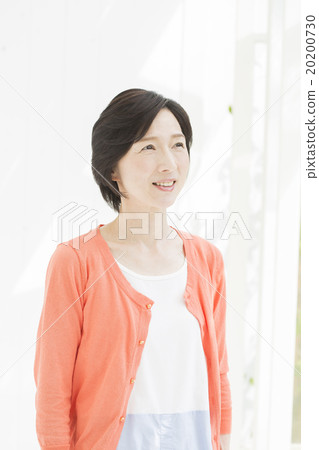 肖像中間婦女 肖像中間婦女 20200730