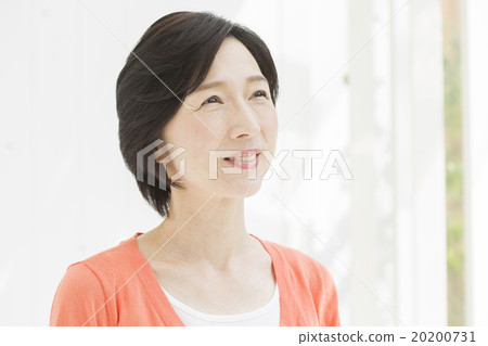肖像中間婦女 肖像中間婦女 20200731