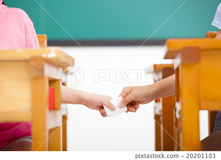 Students passing notes in the classroom 20201183