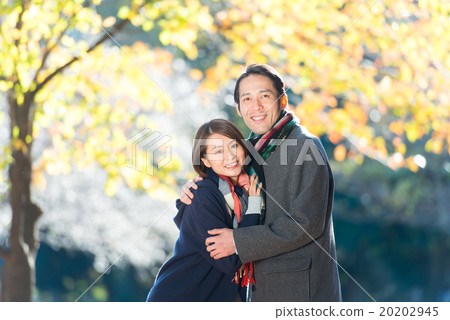 Married couple lifestyle walk Married couple lifestyle walk 20202945