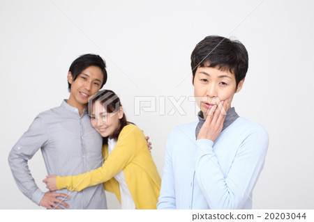 A mother who has a lonely feeling because his daughter (son) has left his mother 20203044