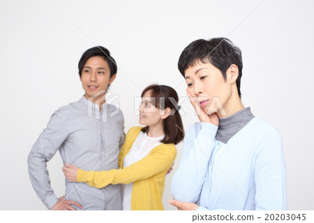 因為女兒（兒子）離開母親而感到孤獨的母親 20203045