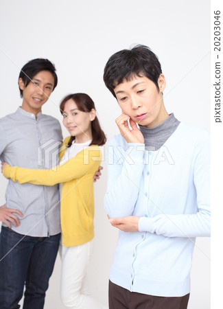 因為女兒(兒子)離開母親而感到孤獨的母親 因為女兒(兒子)離開母親而感到孤獨的母親 20203046