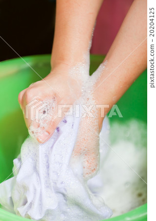 Hand washing in plastic bowl 20204125
