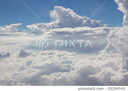white fluffy clouds in the blue sky 20204543