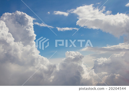 white fluffy clouds in the blue sky 20204544
