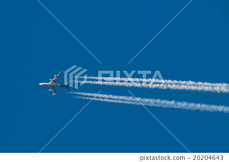 Beauty-looking airplane clouds Beauty-looking airplane clouds 20204643