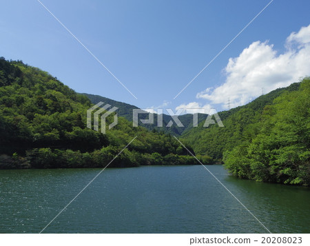 A lake 20208023