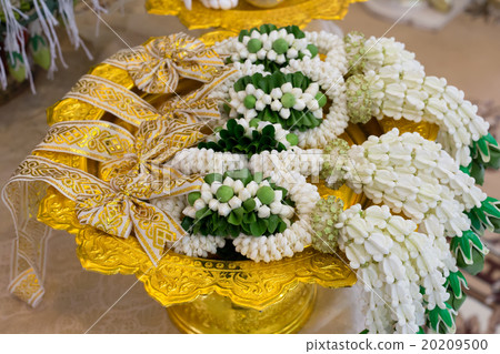 thai garland on tray with pedestal thai garland on tray with pedestal 20209500