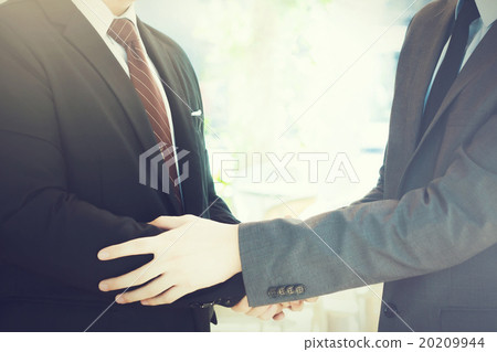 Two businessmen giving warm welcome, teamwork 20209944