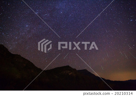 Geminid Meteor in the night sky 20210314