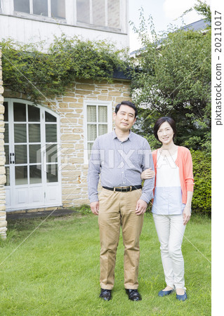 Portrait Outdoor middle couple 20211017