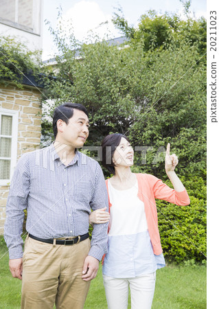 Portrait Outdoor middle couple 20211023