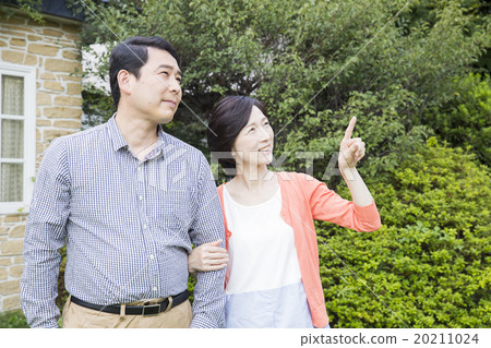 Portrait Outdoor middle couple Portrait Outdoor middle couple 20211024