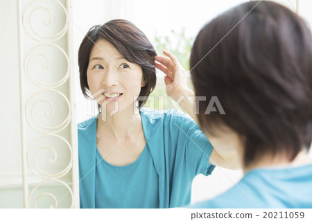 美女形象關心頭髮的中年女性 20211059