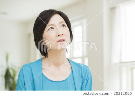 美女形象關心頭髮的中年女性 20211090
