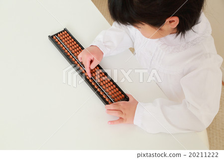 A 6 year old girl playing a solo van 20211222